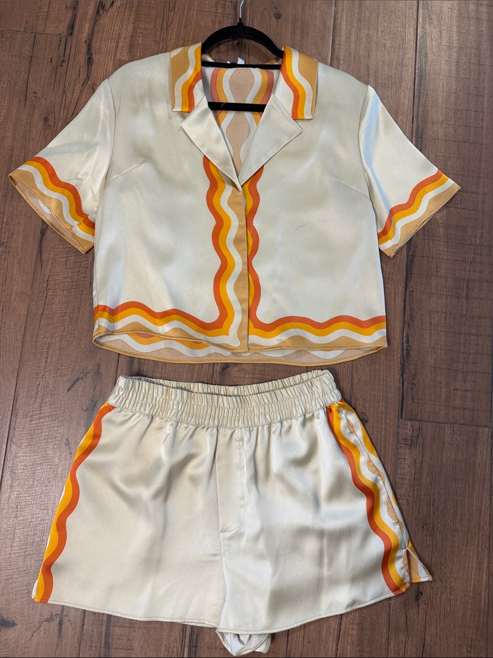 Gianni Bini RETRO Top and short with Yellow and Orange Wave Print Silky S